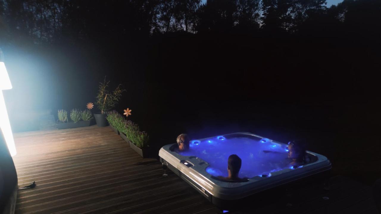 Villa Adurbuy Avec Jacuzzi Eksteriør billede